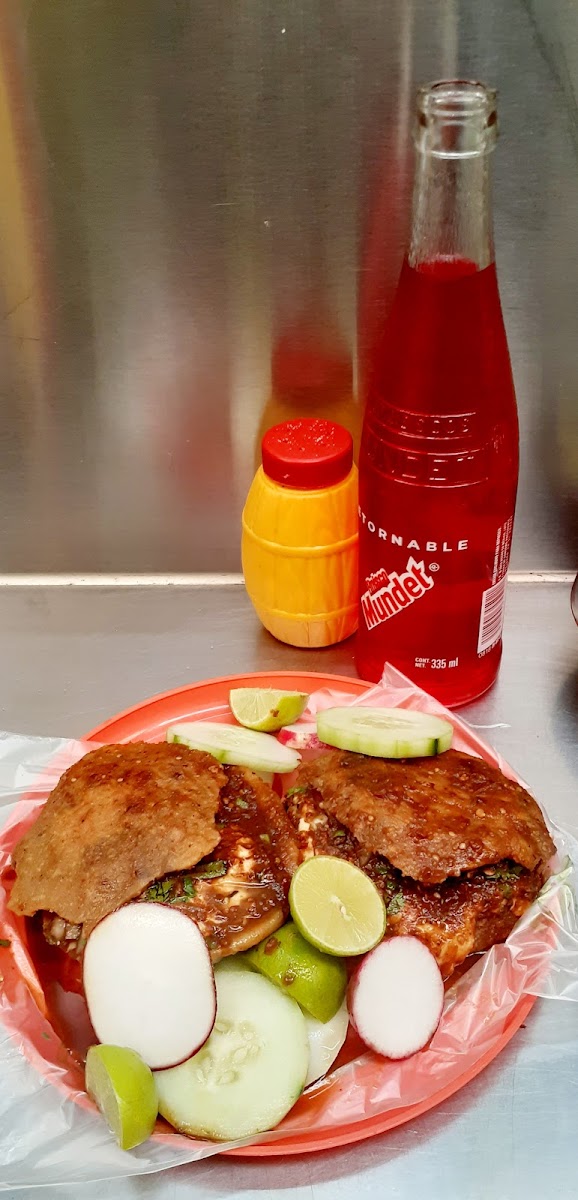 Antojitos Lara (locales 120 y 121)